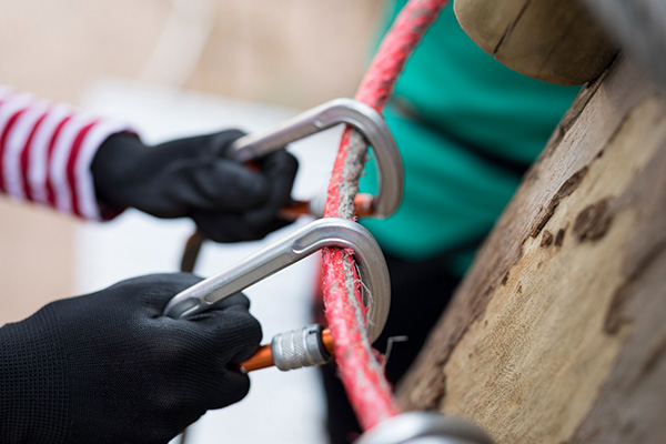 carabiner-attached-to-the-ropes-9E5NQMK